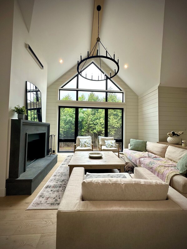 Smart TV, fireplace, ping pong