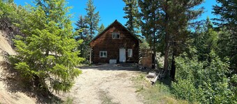 Off Grid Cabin With WIFI! Surrounded by hiking trails, beautiful scenery