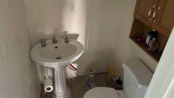 Regadera, jabón, papel de baño