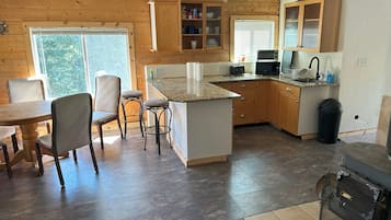 Microwave, coffee/tea maker, electric kettle, toaster