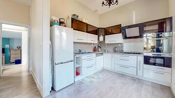 Een koelkast, een oven, een kookplaat, een vaatwasser