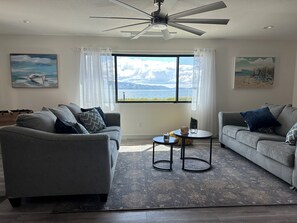 Smart TV, foosball - Lake view fully remodeled house (Lakeport)