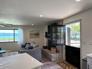 Smart TV, foosball - Lake view fully remodeled house (Lakeport)