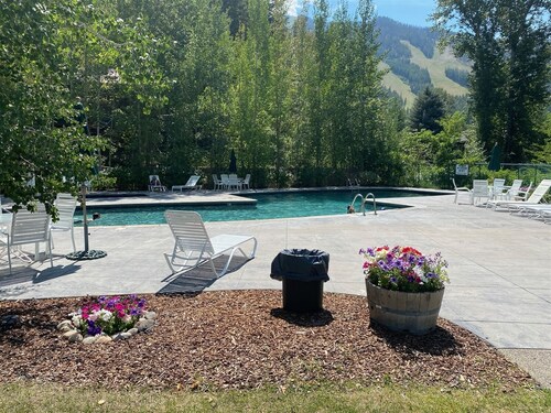 3BD Warm Springs Ski Condo - Hot Tub, Walk to Ski Lifts!