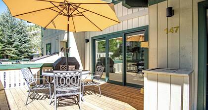 3BD Warm Springs Ski Condo - Hot Tub, Walk to Ski Lifts!