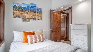 3 bedrooms, desk, iron/ironing board, free WiFi