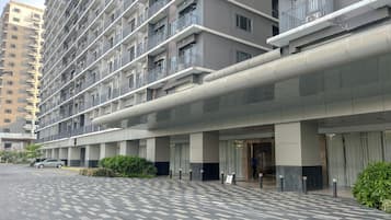 Vista frontal de la propiedad