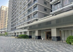 Front of property - Cozy 642 1BR Shore3 Residence, Amenity Pool View, Near Airport, IKEA, MOA,SMX, Pasay City, Manila (Pasay)