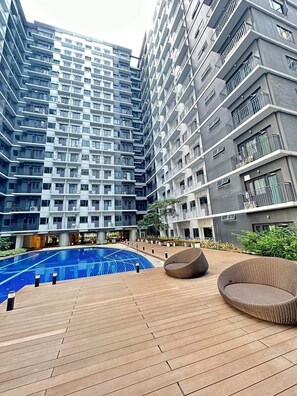 2 outdoor pools - Cozy 642 1BR Shore3 Residence, Amenity Pool View, Near Airport, IKEA, MOA,SMX, Pasay City, Manila (Pasay)