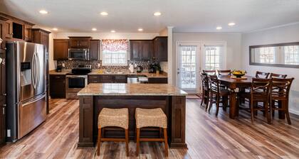 Minnie's Place is 3 min from historic DT Waxhaw, Mill bridge & Walnut Creek