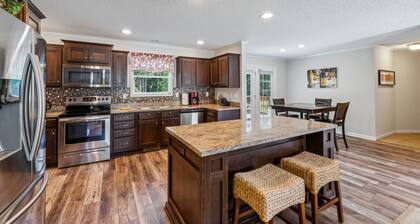 Minnie's Place is 3 min from historic DT Waxhaw, Mill bridge & Walnut Creek