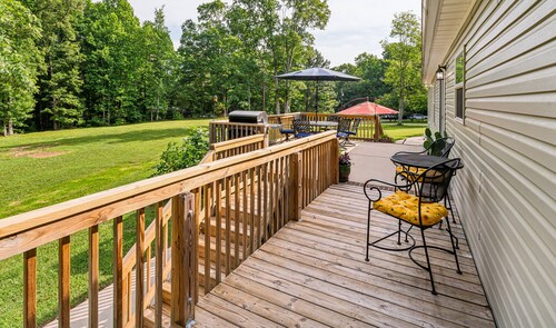 Minnie's Place is 3 min from historic DT Waxhaw, Mill bridge & Walnut Creek