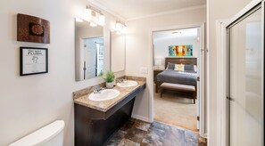 3 habitaciones, escritorio, tabla de planchar con plancha y wifi gratis