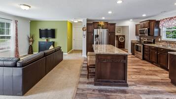 Jääkaappi, mikroaaltouuni, uuni, liesi