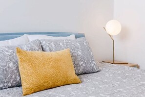 2 bedrooms, desk, WiFi, bed sheets - 2 KING beds with En-suites/Orchard Views/Sleeps 5 (Kelowna)