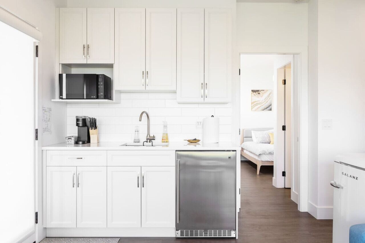 Micro-ondes, cafetière/bouilloire, grille-pain