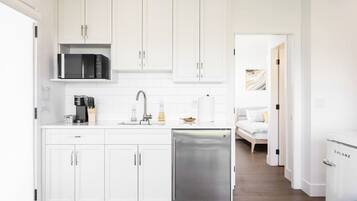 Micro-ondes, cafetiĂšre/bouilloire, grille-pain