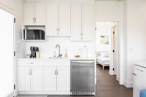 Four à micro-ondes, cafetière-théière, grille-pain