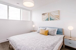 2 bedrooms, desk, WiFi, bed sheets