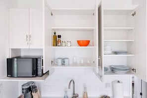 Microwave, coffee/tea maker, toaster, cookware/dishes/utensils - 2 KING beds with En-suites/Orchard Views/Sleeps 5 (Kelowna)