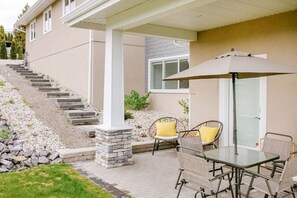 Outdoor dining - 2 KING beds with En-suites/Orchard Views/Sleeps 5 (Kelowna)