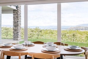 Dining - 2 KING beds with En-suites/Orchard Views/Sleeps 5 (Kelowna)
