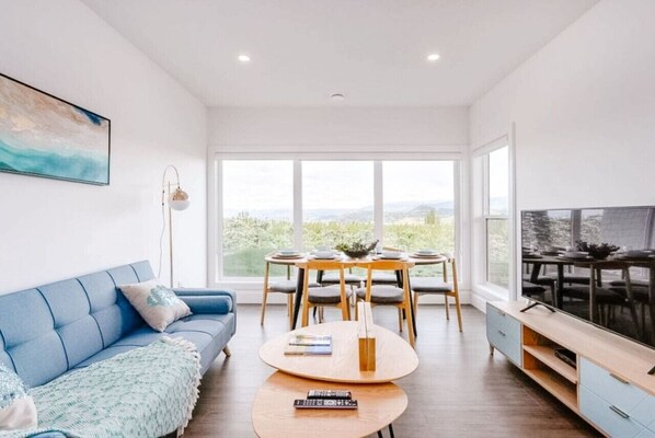 TV - 2 KING beds with En-suites/Orchard Views/Sleeps 5 (Kelowna)