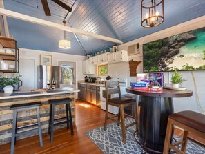 Fridge, microwave, oven, stovetop - Charming Cabin at Breezy Point, Fishing, Hot Tub (Breezy Point)