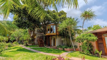 Tree House, Beach View | In-room safe, laptop workspace, blackout drapes, iron/ironing board