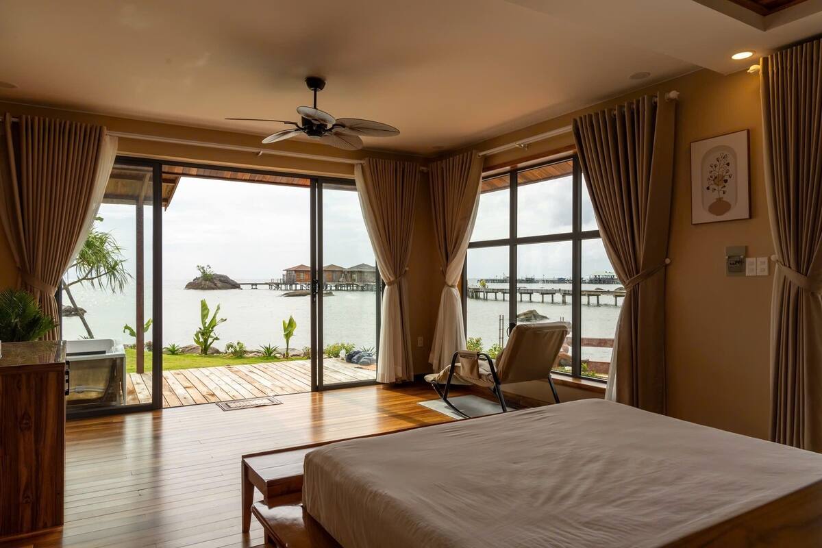 In-room safe, laptop workspace, blackout drapes, iron/ironing board