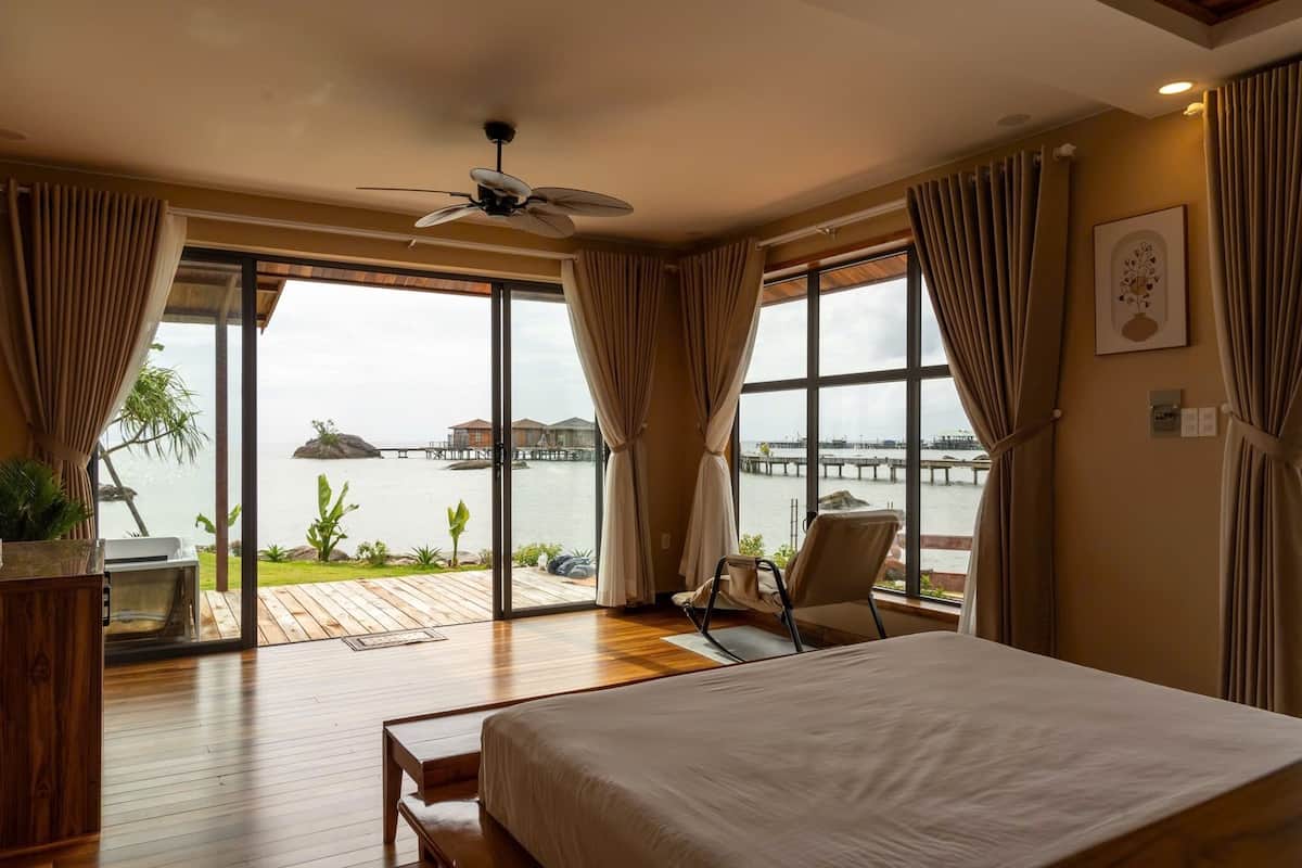 In-room safe, individually decorated, laptop workspace, blackout drapes