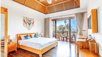 Rom – deluxe, strandutsikt | Safe på rommet, blendingsgardiner og strykejern/-brett