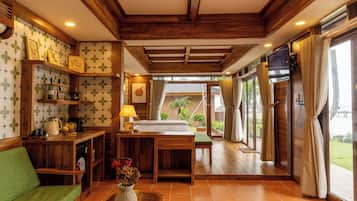 Familienzimmer, Meerblick (Suite) | Wohnbereich | Computerbildschirme