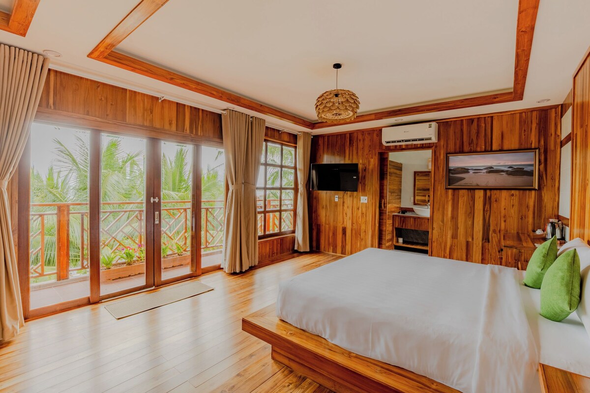 Luxury Double Room, 1 King Bed, Sea View | In-room safe, laptop workspace, blackout drapes, iron/ironing board