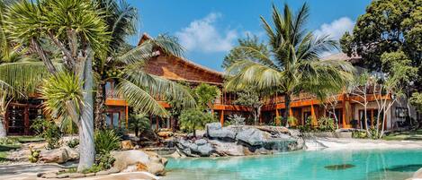 2 outdoor pools