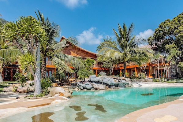2 outdoor pools