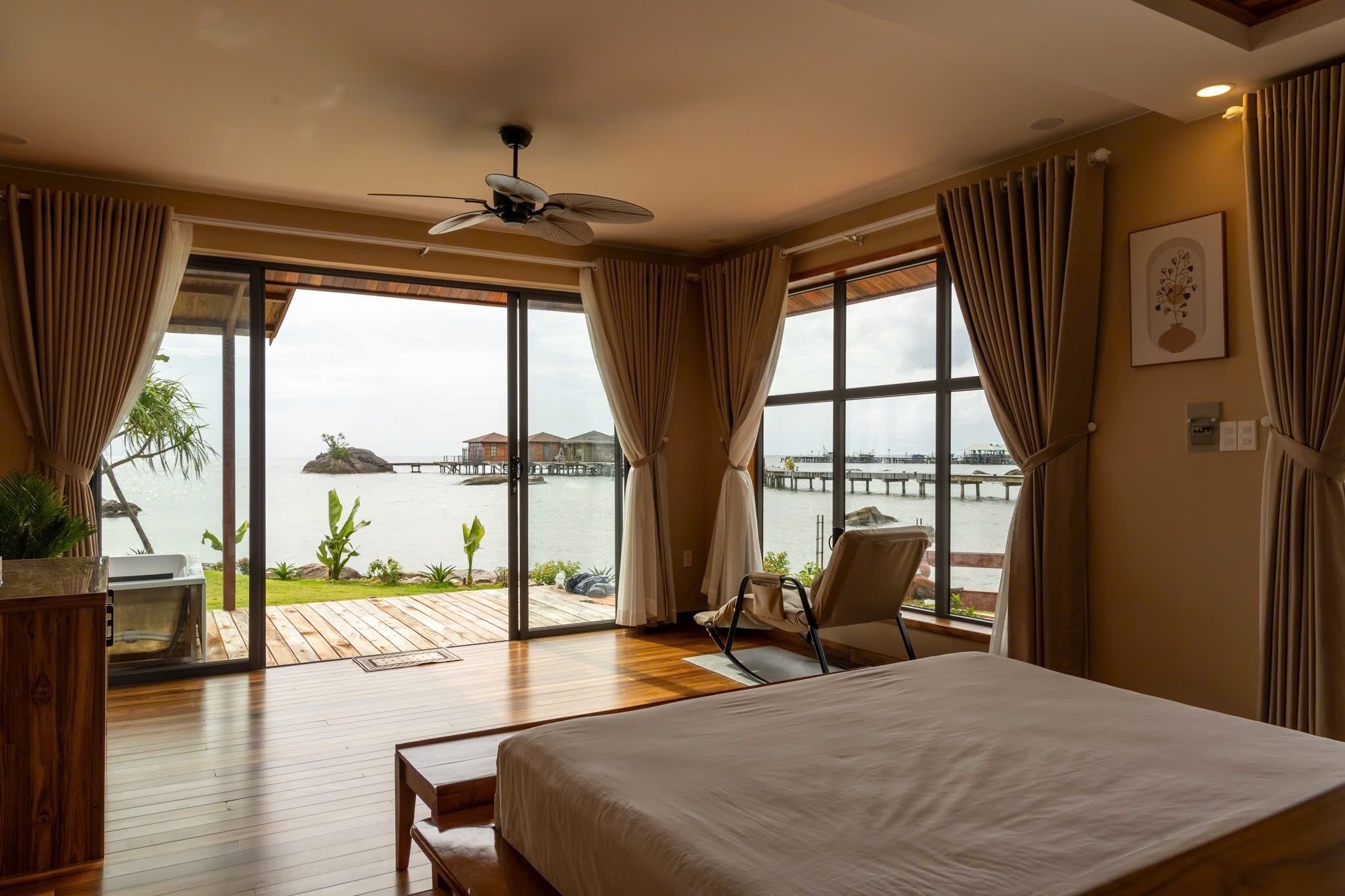 Safe på rommet, blendingsgardiner og strykejern/-brett