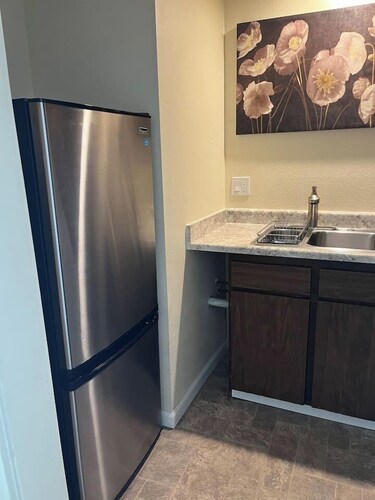 2B- Darling studio near U of O and Downtown