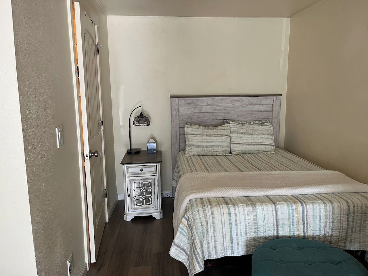 Desk, WiFi, bed sheets