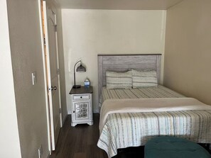 Escrivaninha, Wi-Fi, roupa de cama