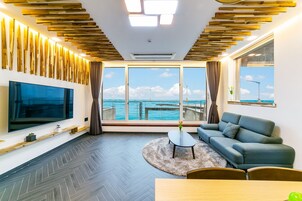 30py Ocean Pool Spa | 起居区 | 65-英寸纯平电视（配备有线频道）