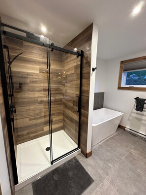 Dusche, Handtücher, Toilettenpapier