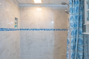 Douche, sĂšche-cheveux
