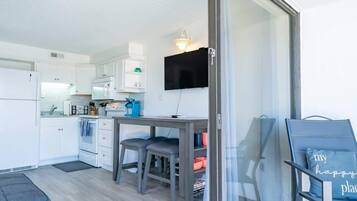 Frigorífico, microondas, horno y placa de cocina