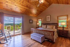 4 bedrooms, desk, iron/ironing board, WiFi - 5 O'Clock between Boone & Blowing Rock - Views, hot tub, BBQ smoker, pool table!  Minutes to town. (Blowing Rock)