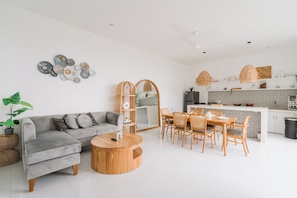 Deluxe villa, privézwembad | Woonkamer