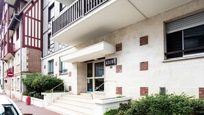 A building with a white facade, a balcony with black railings, and a sign reading "ASCOT". - Apartment Ascot by Interhome (Deauville-Trouville)