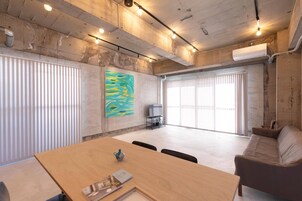 基础四人房, 阳台, 山景 | 客房内保险箱、特色装修、特色家居、办公桌