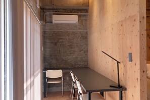 Habitación cuádruple básica | Caja fuerte, decoración individual, mobiliario individual y escritorio