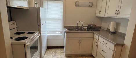 Køleskab, mikrobølgeovn, ovn, kogeplade